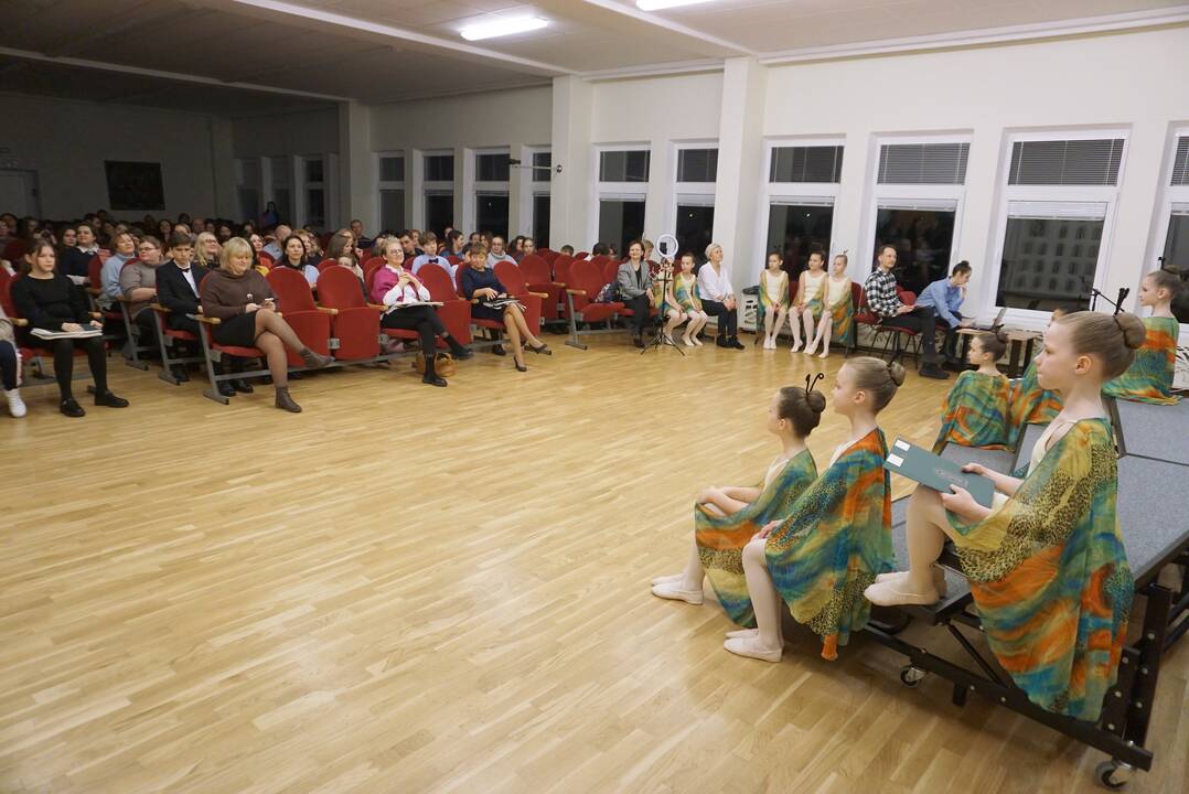 Akcentas: apdovanojimų ceremonijai talkinti pakviesti margaspalviai drugeliai – šokio ugdymo 3 klasės mokinės.