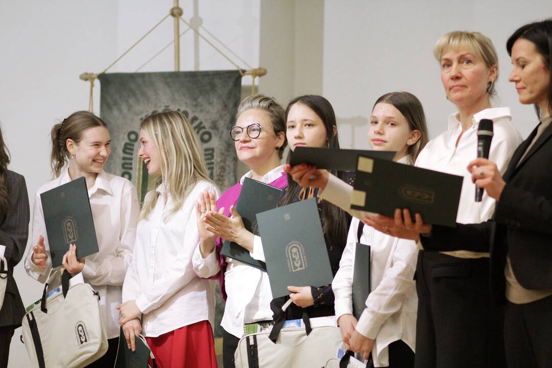 Akcentas: apdovanojimų ceremonijai talkinti pakviesti margaspalviai drugeliai – šokio ugdymo 3 klasės mokinės.