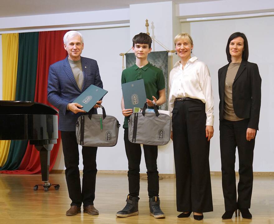 Akcentas: apdovanojimų ceremonijai talkinti pakviesti margaspalviai drugeliai – šokio ugdymo 3 klasės mokinės.