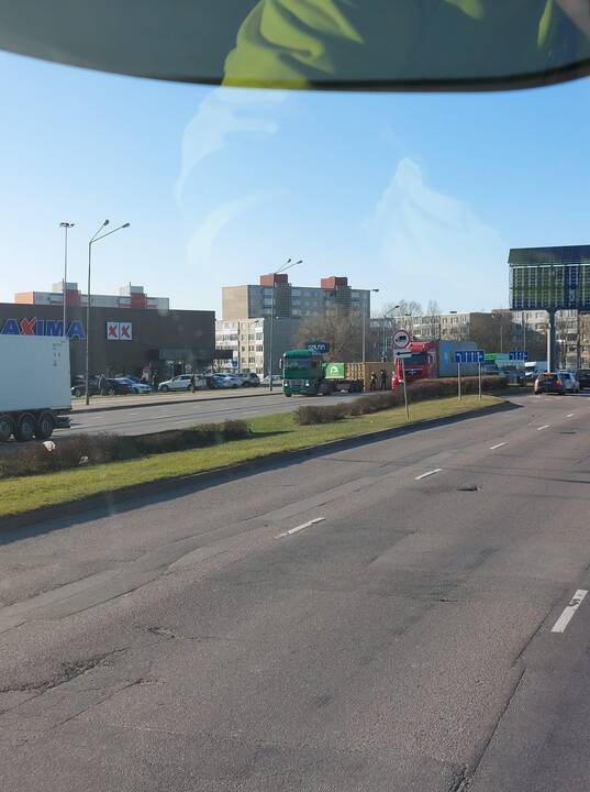 Nustebino: miestiečius nustebino keisti manevrai Šilutės plente.