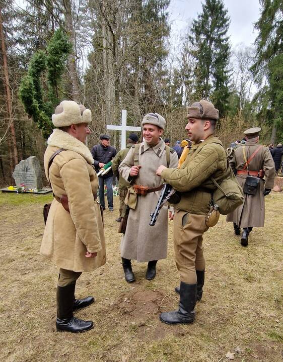 Istorija: NKVD karininką įkūnijęs klaipėdietis Remigijus Šuipys (kairėje) ir Lietuvos partizanu virtęs ukmergiškis Artūras Grigucevičius.