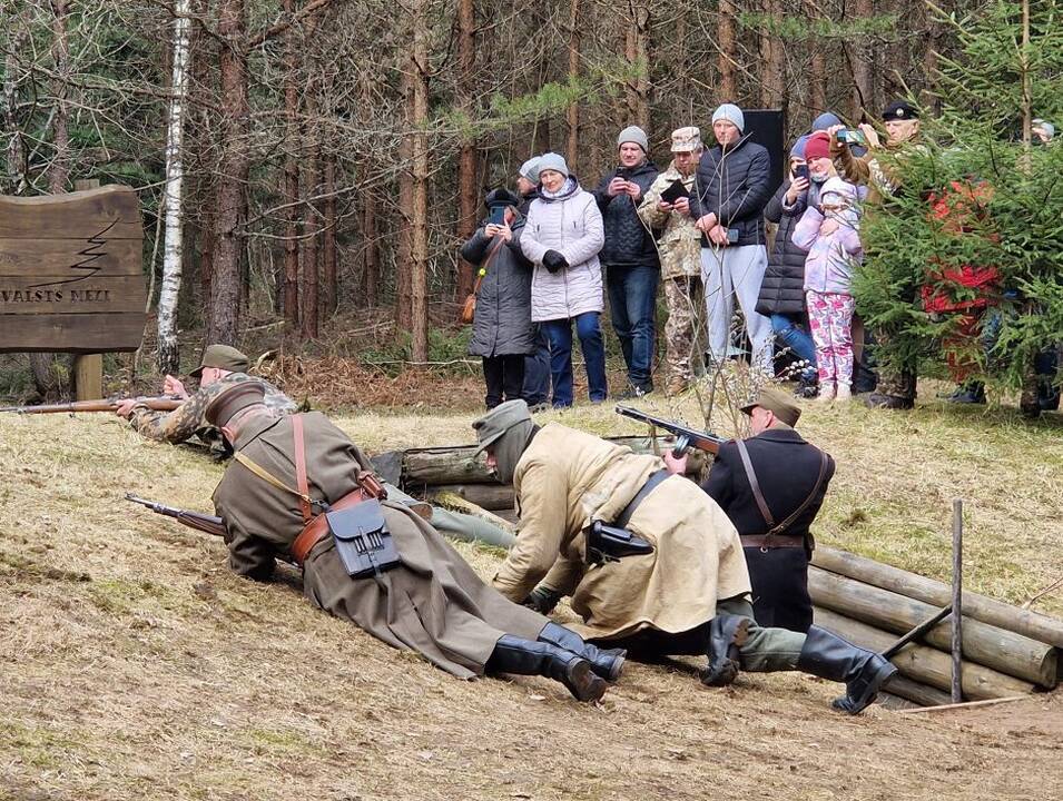 Istorija: NKVD karininką įkūnijęs klaipėdietis Remigijus Šuipys (kairėje) ir Lietuvos partizanu virtęs ukmergiškis Artūras Grigucevičius.