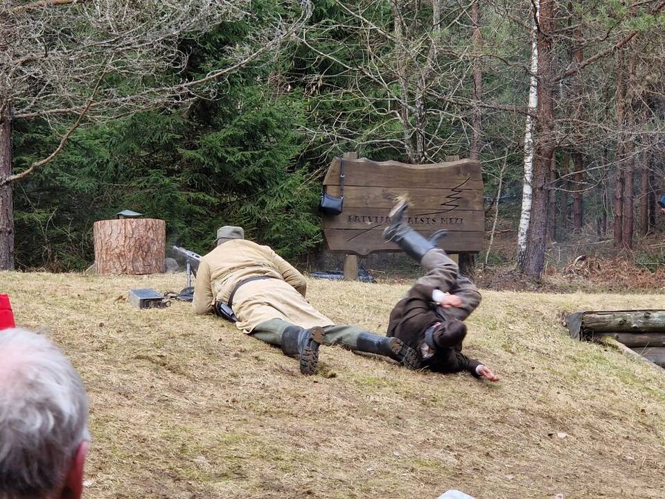 Istorija: NKVD karininką įkūnijęs klaipėdietis Remigijus Šuipys (kairėje) ir Lietuvos partizanu virtęs ukmergiškis Artūras Grigucevičius.