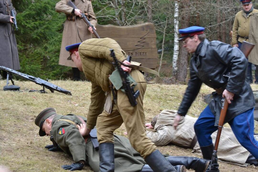 Istorija: NKVD karininką įkūnijęs klaipėdietis Remigijus Šuipys (kairėje) ir Lietuvos partizanu virtęs ukmergiškis Artūras Grigucevičius.