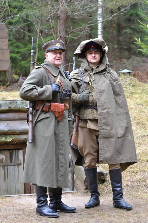 Istorija: NKVD karininką įkūnijęs klaipėdietis Remigijus Šuipys (kairėje) ir Lietuvos partizanu virtęs ukmergiškis Artūras Grigucevičius.