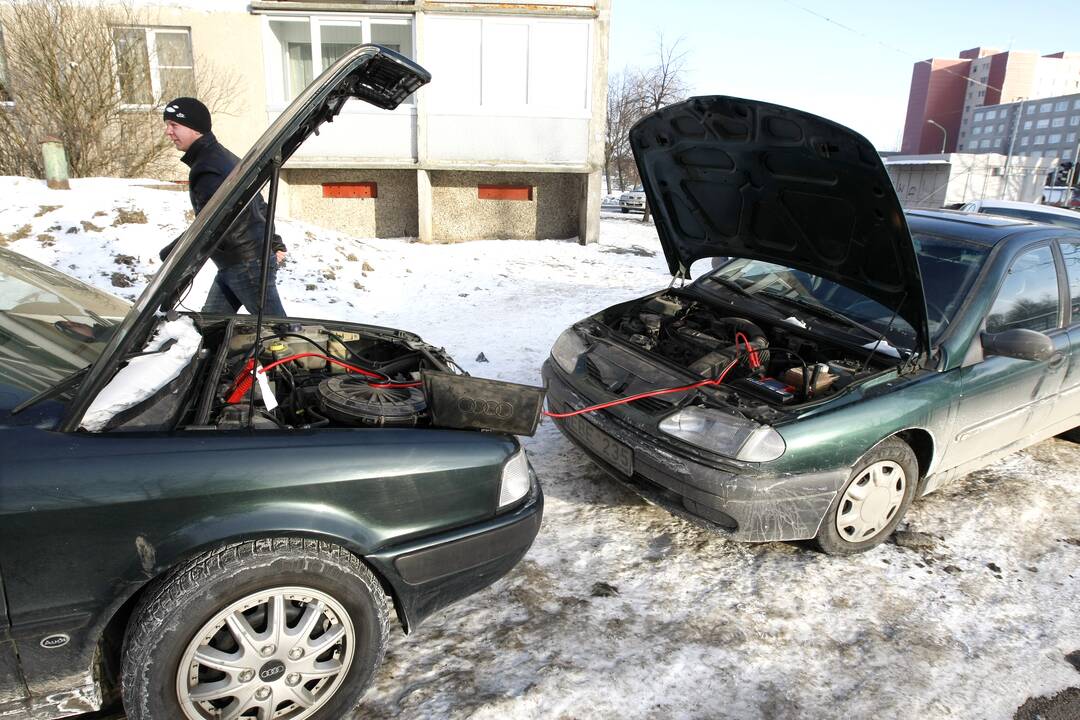 Įrankiai: spaudžiant šalčiui, kone kiekvienas vairuotojas į automobilio bagažinę dėjosi variklio paleidimo laidus su žnyplėmis.