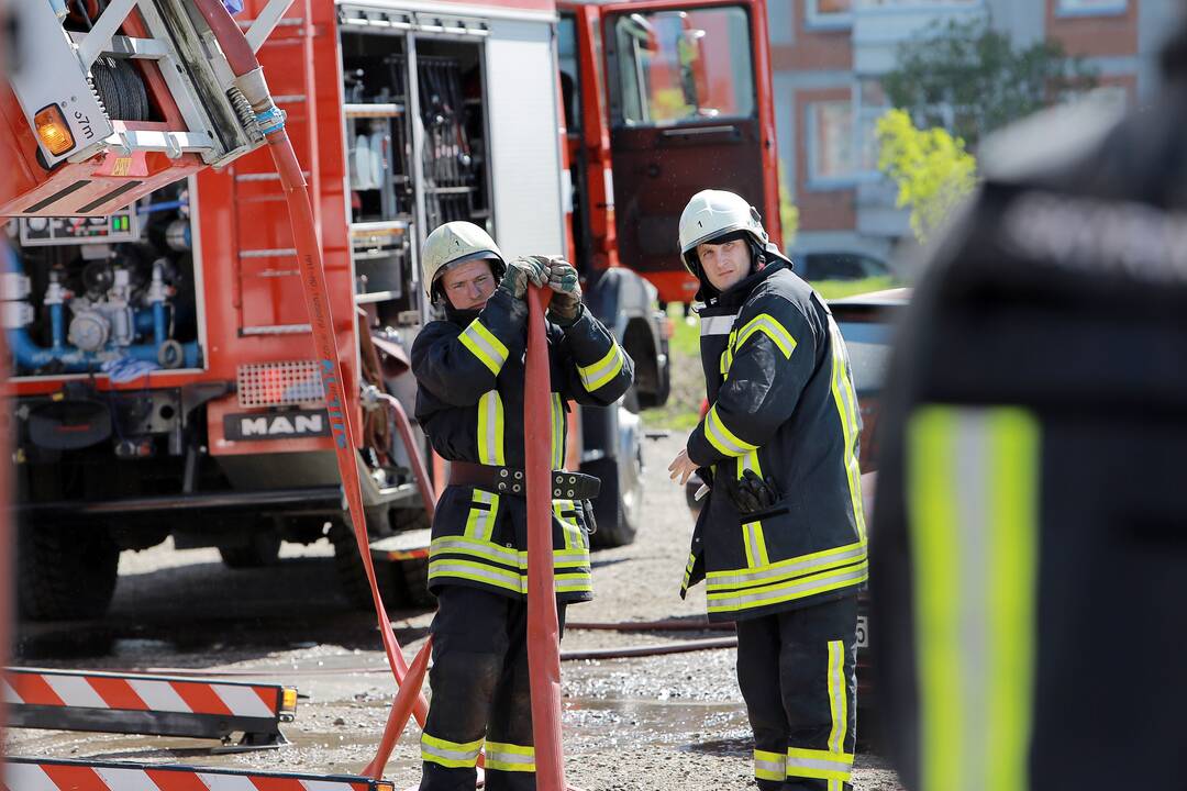 Pasiruošimas: ugniagesiams gelbėtojams vasaros pradžia atnešė itin daug darbo ir rūpesčių.