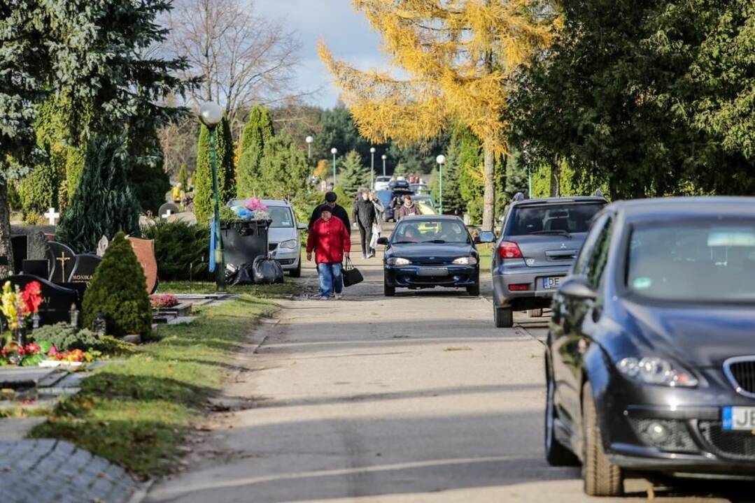 Ribojimai: Motinos dieną į Lėbartų kapinių teritoriją automobiliais bus leidžiama įvažiuoti tik nuo 8 iki 12 valandos.
