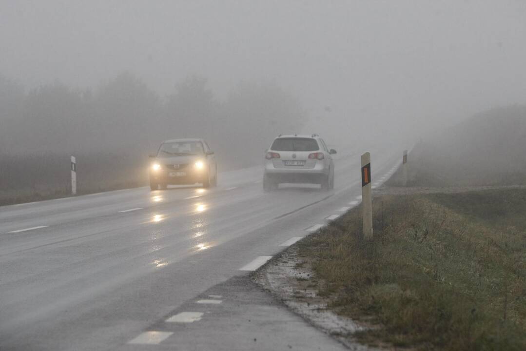 Eismo sąlygas dalyje Lietuvos sunkina rūkas