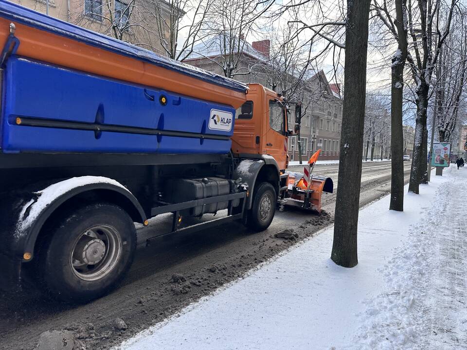 Situacija: nors vairuotojai keiksnojo kelininkus, tačiau uostamiesčio gatves valančių įmonių greideriai druską pradėjo berti dar naktį.