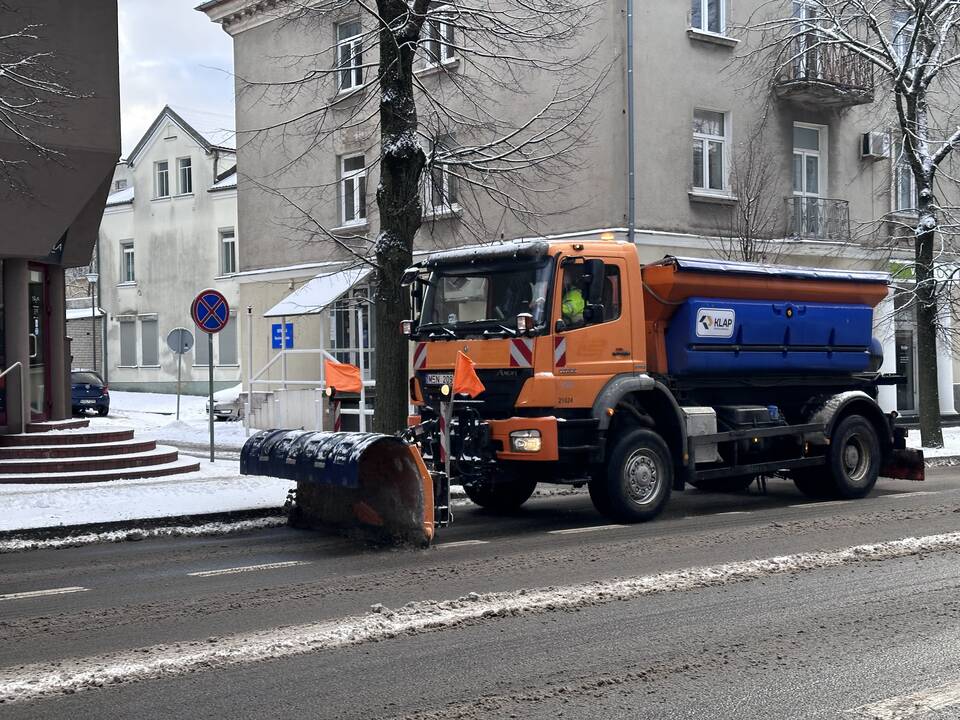 Situacija: nors vairuotojai keiksnojo kelininkus, tačiau uostamiesčio gatves valančių įmonių greideriai druską pradėjo berti dar naktį.