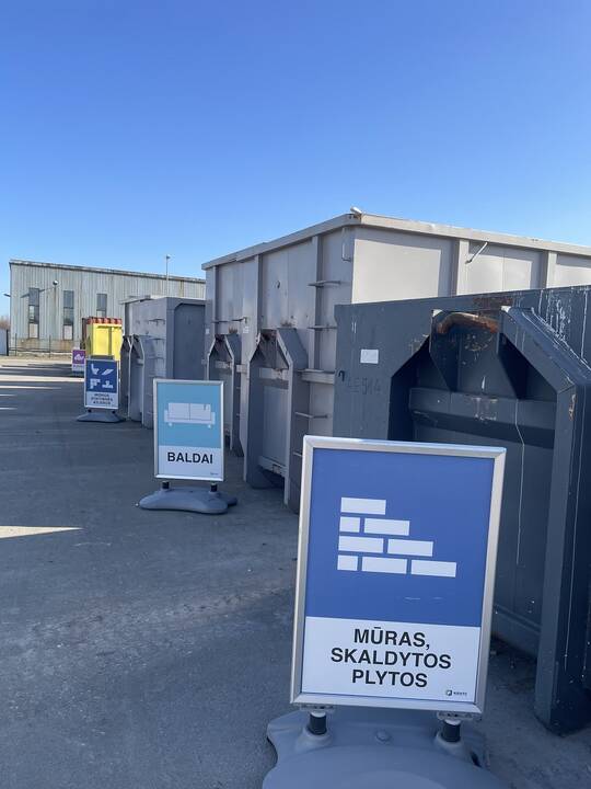 Iškabos lankytojams primena, kad KRATC aikštelėse priimamos tik išrūšiuotos atliekos, o jas atvežusieji stebimi ir vaizdo kameromis.