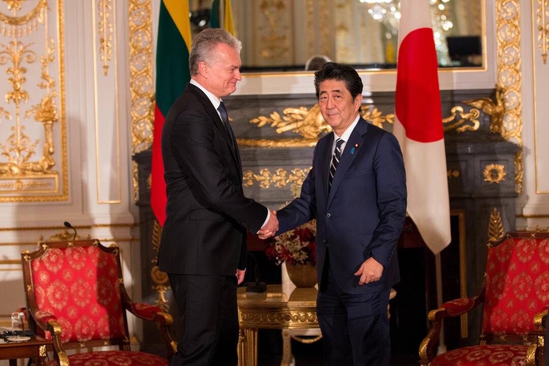 Gitanas Nausėda ir Shinzo Abe