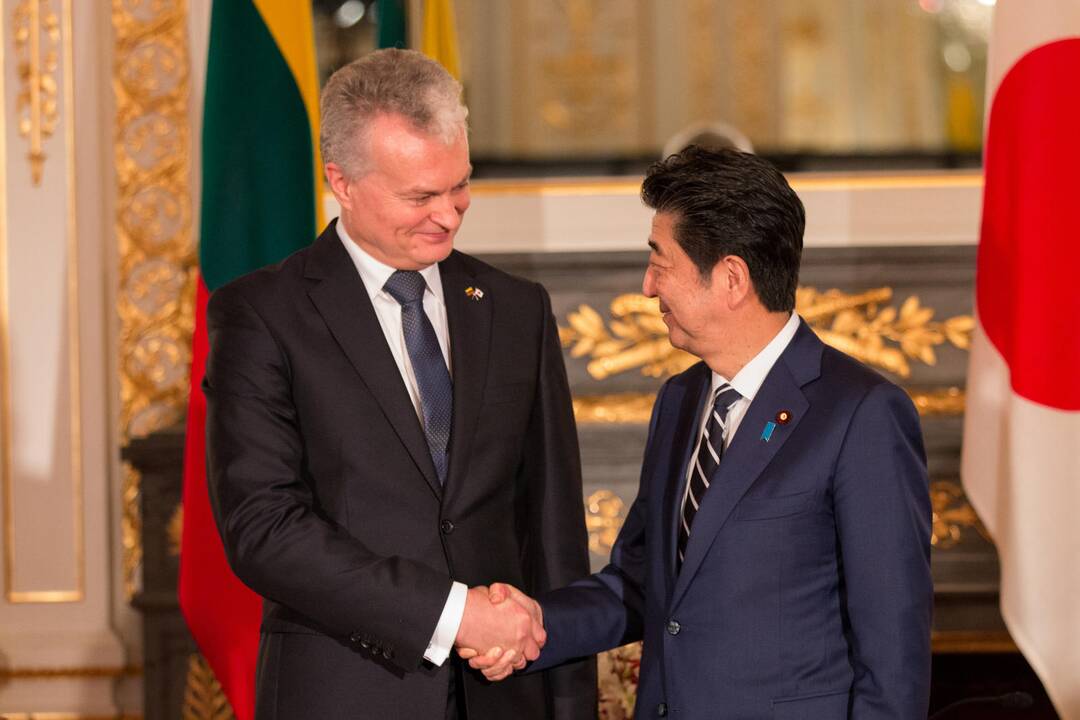 Gitanas Nausėda ir Shinzo Abe