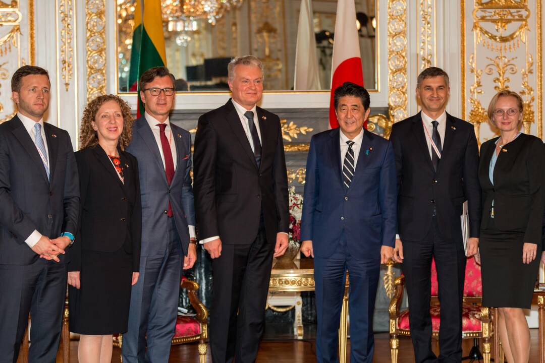 Gitanas Nausėda ir Shinzo Abe