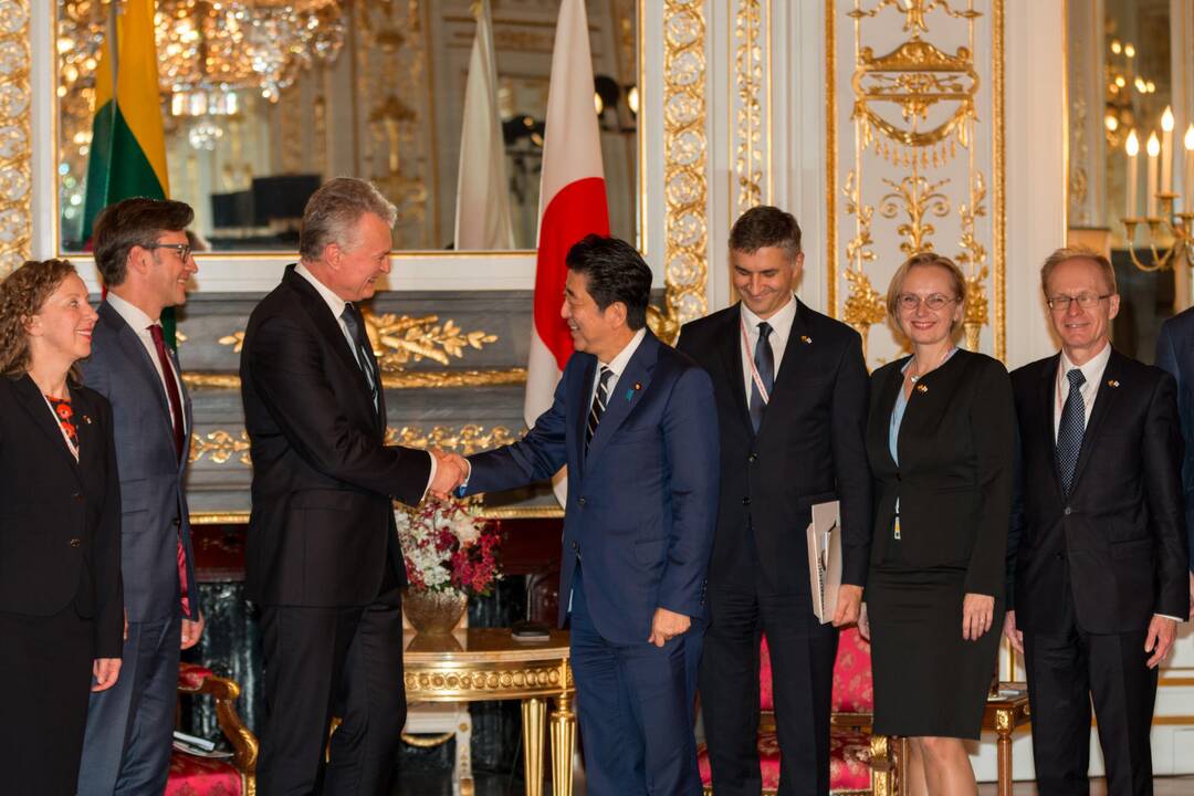 Gitanas Nausėda ir Shinzo Abe