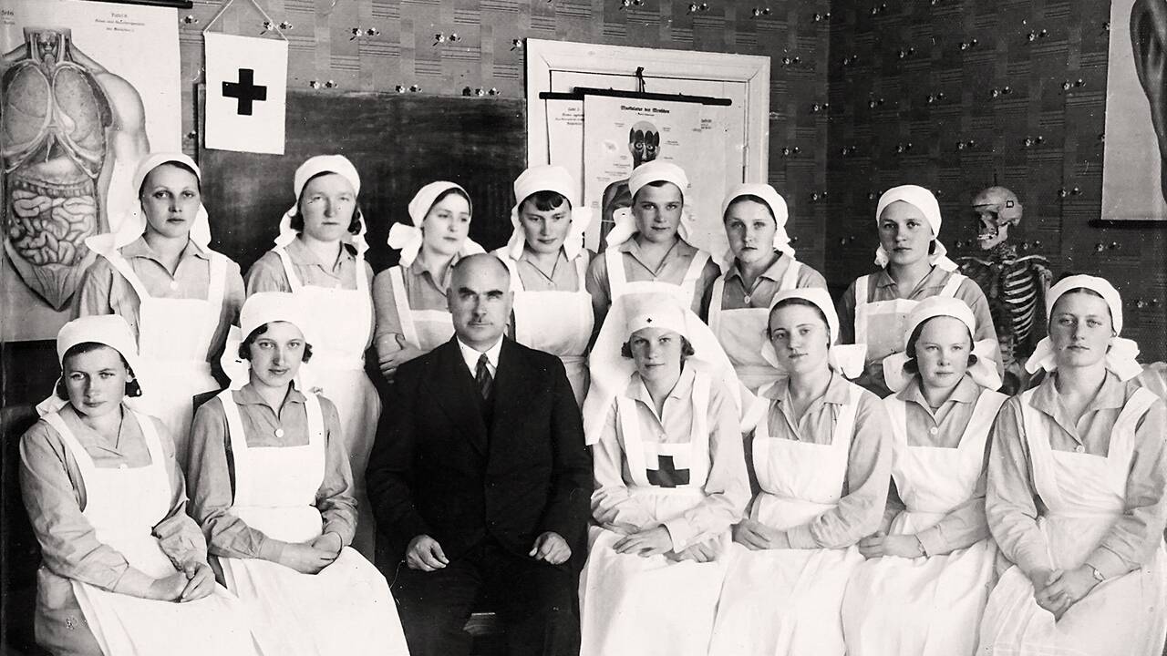 Sveikinimai. Klaipėdos miesto meras Arvydas Vaitkus su garbingu įstaigos jubiliejumi pasveikino kolegijos direktorių dr. Remigijų Kinderį.