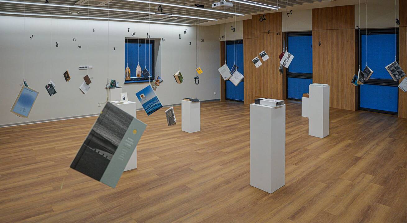 Architekto Vlado Balsio kūrinys „Metų knyga“ primena, kad vyksta Klaipėdos metų knygos rinkimai.