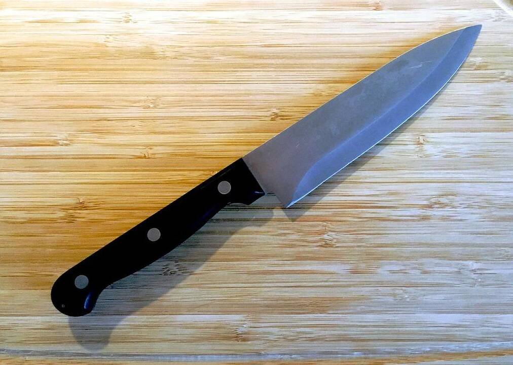 Neblaivi motina su peiliu stovėjo prie sūnaus lovos