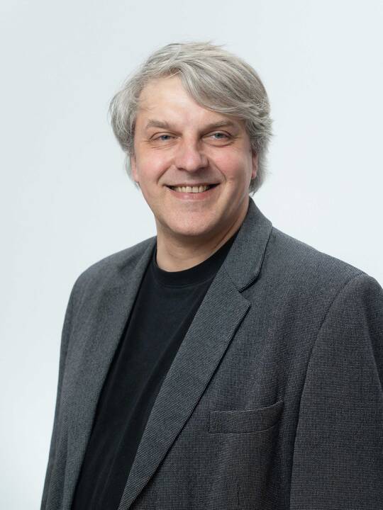 Dr. R. Laužikas.