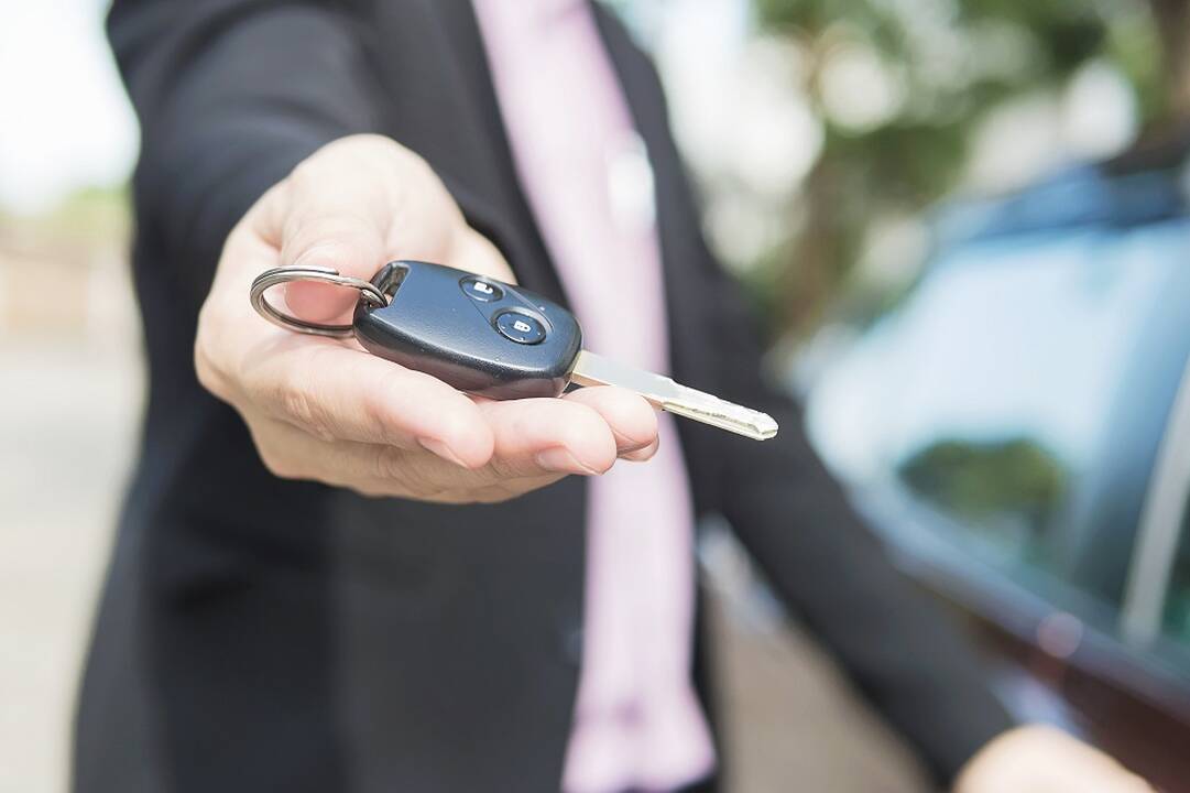 Automobilių prekeiviams pareikšti įtarimai dėl nuslėptų 500 tūkst. eurų mokesčių