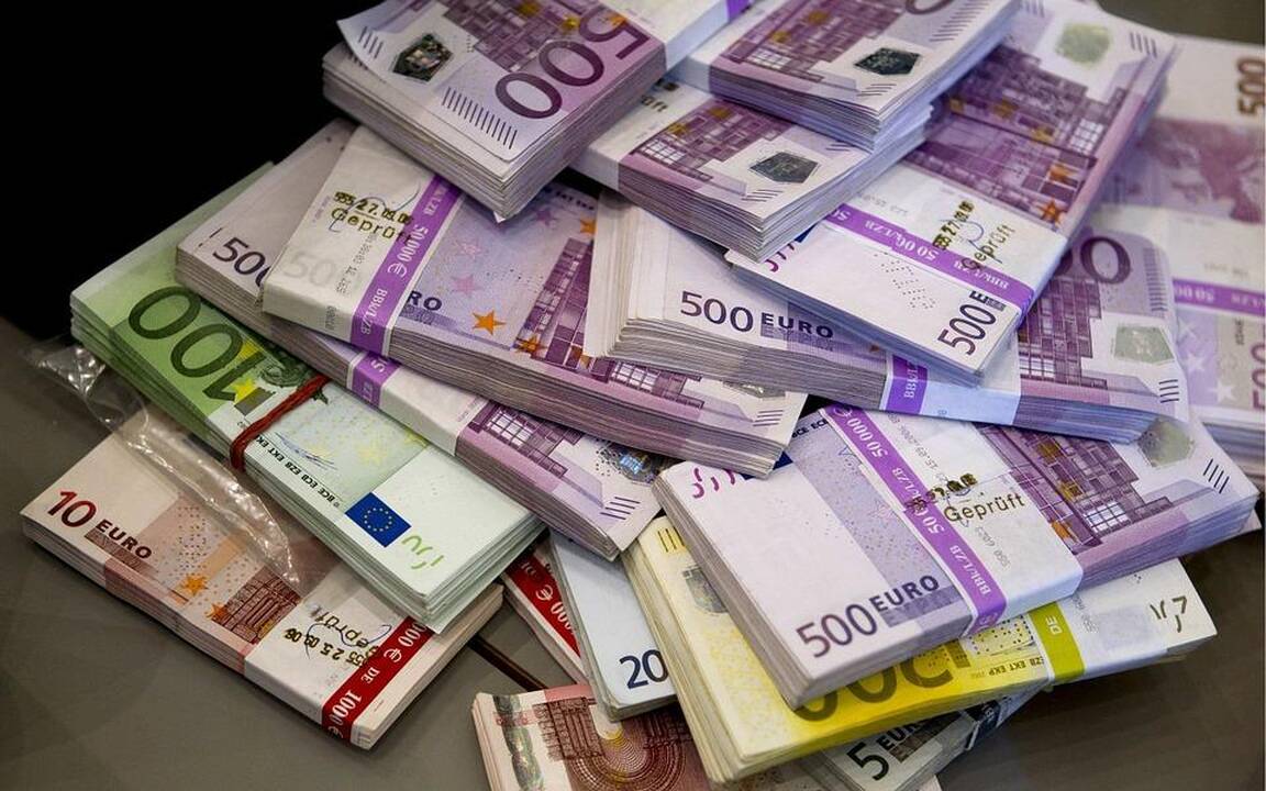 ES siekia stiprinti euro vaidmenį, mažinti JAV dolerio dominavimą 