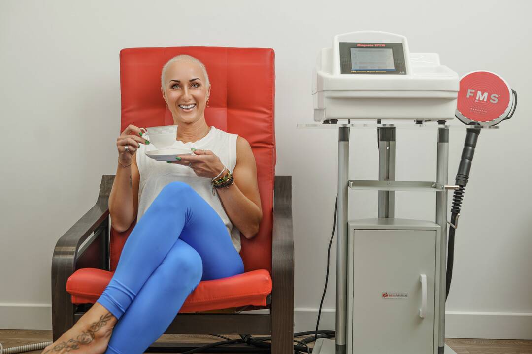 Kineziterapeutai-masažuotojai Monika Simaitienė, Lukas Peštenis, klinikos įkūrėja – vadovė Karolina Norkutė.