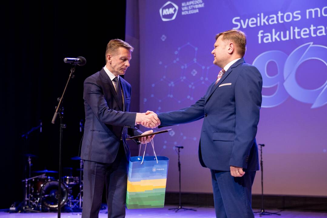 Sveikinimai. Klaipėdos miesto meras Arvydas Vaitkus su garbingu įstaigos jubiliejumi pasveikino kolegijos direktorių dr. Remigijų Kinderį.