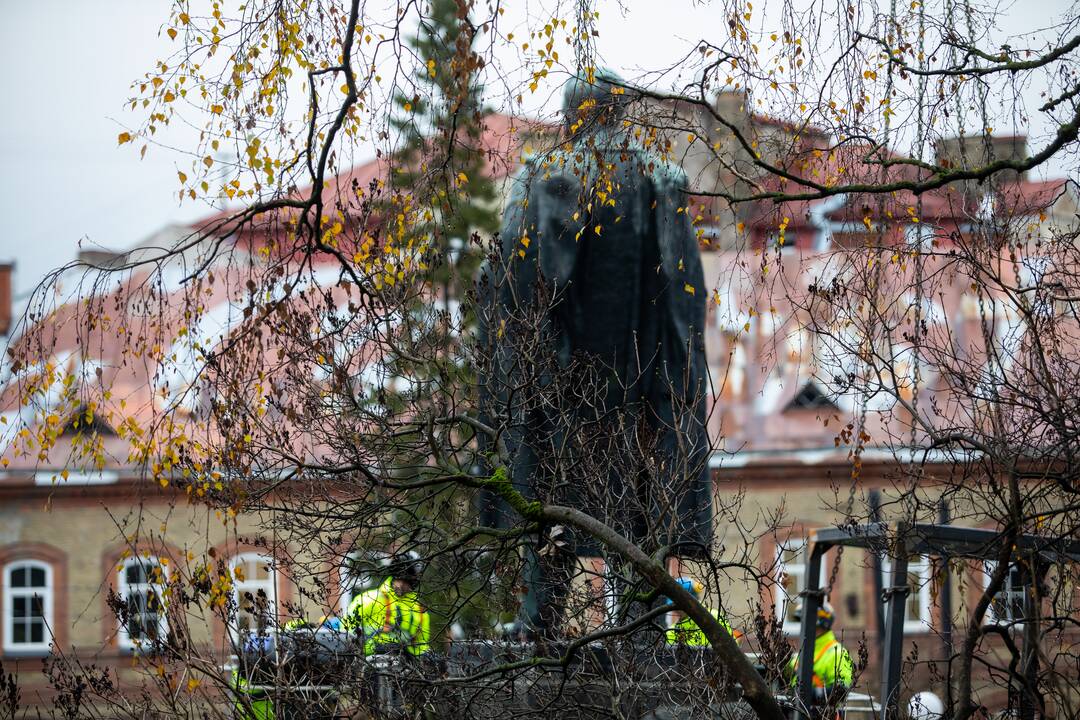 Vilniuje nukeltas P. Cvirkos paminklas