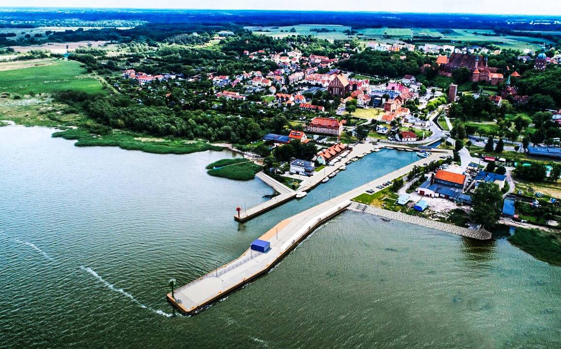Pavyzdys: Lenkijos Fromborko mieste įrengti nauji uosto molai ir krantinės.