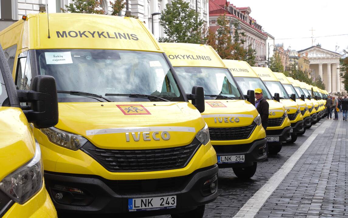 Savivaldybėms perduoti 25 geltonieji autobusiukai