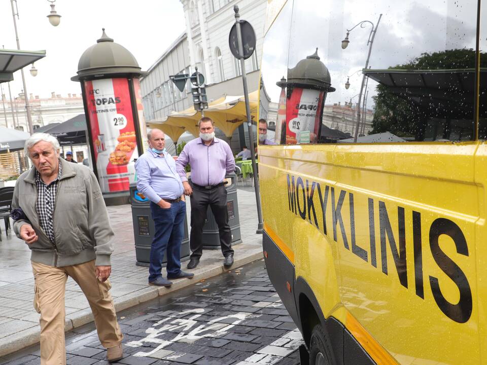 Savivaldybėms perduoti 25 geltonieji autobusiukai