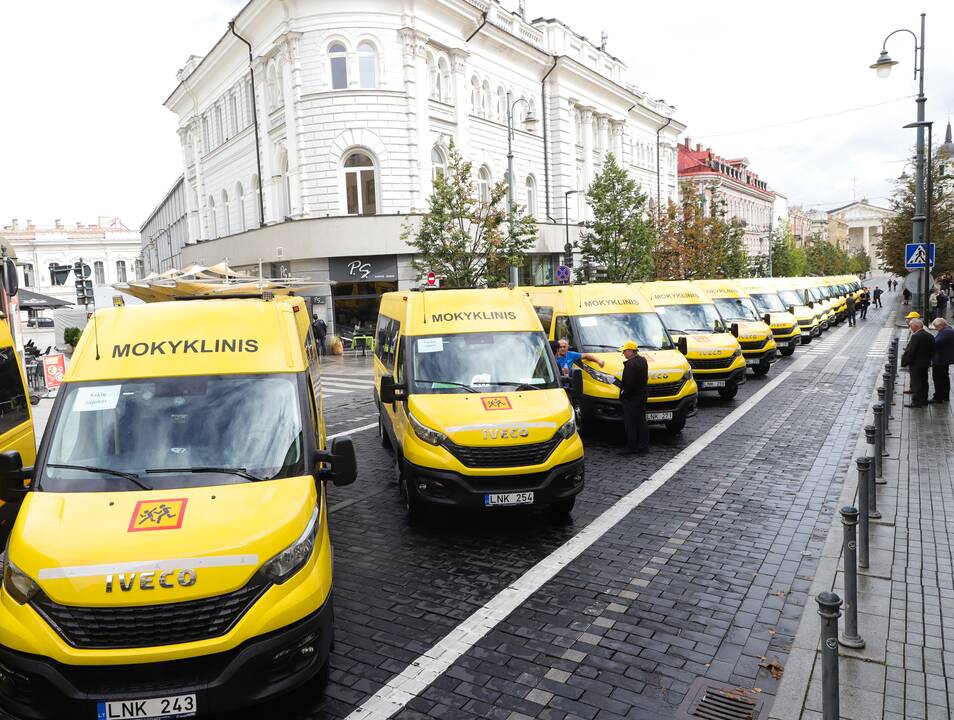Savivaldybėms perduoti 25 geltonieji autobusiukai