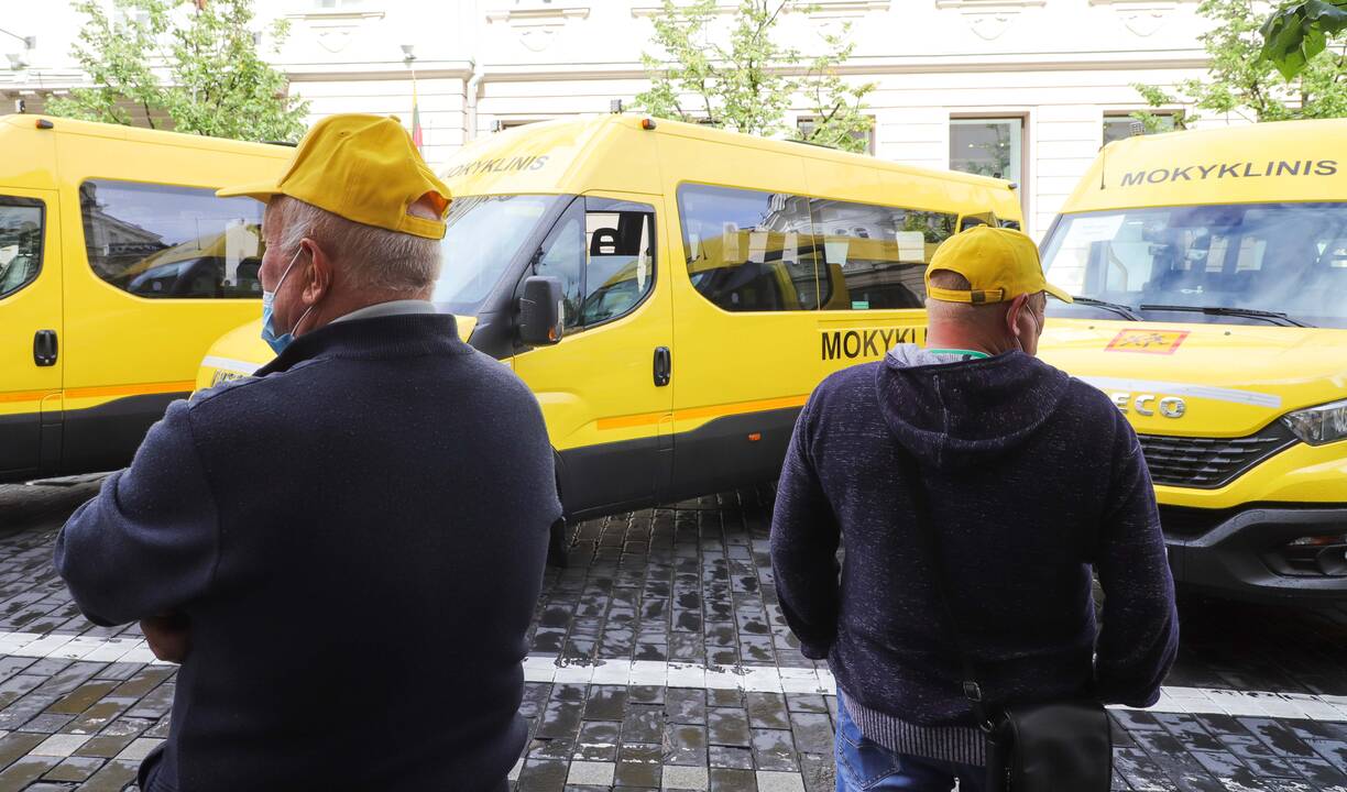 Savivaldybėms perduoti 25 geltonieji autobusiukai