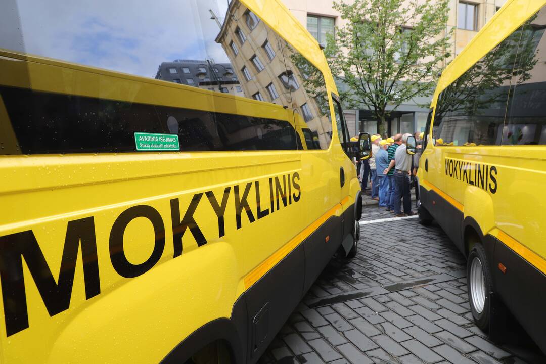 Savivaldybėms perduoti 25 geltonieji autobusiukai