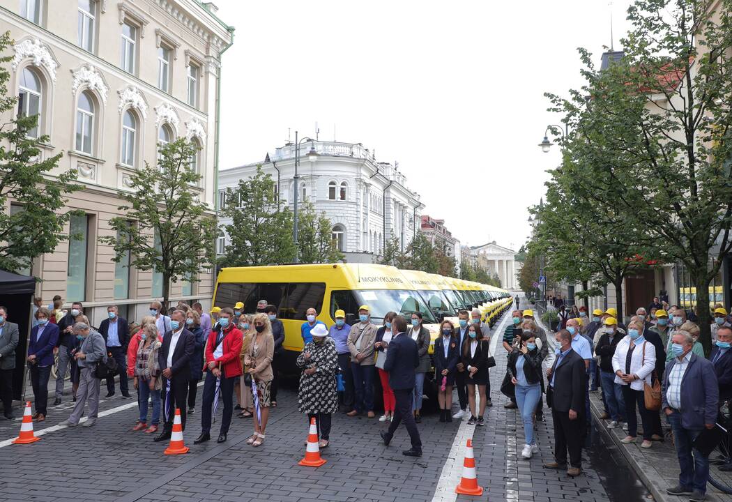 Savivaldybėms perduoti 25 geltonieji autobusiukai