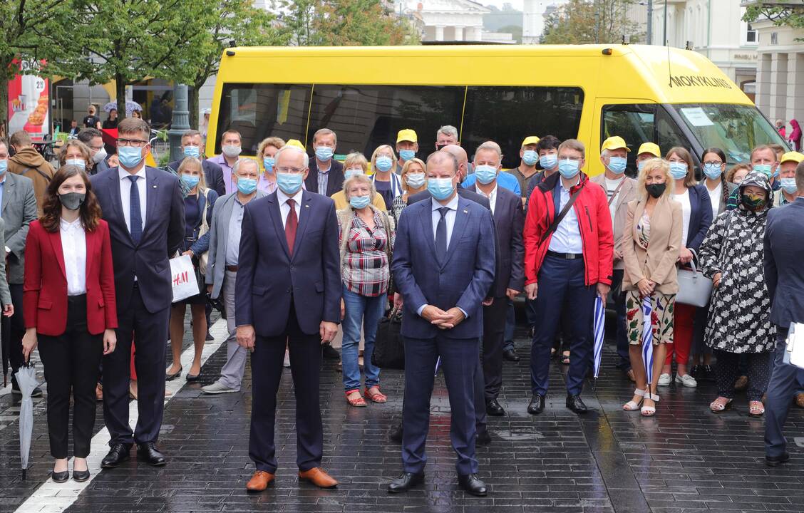 Savivaldybėms perduoti 25 geltonieji autobusiukai