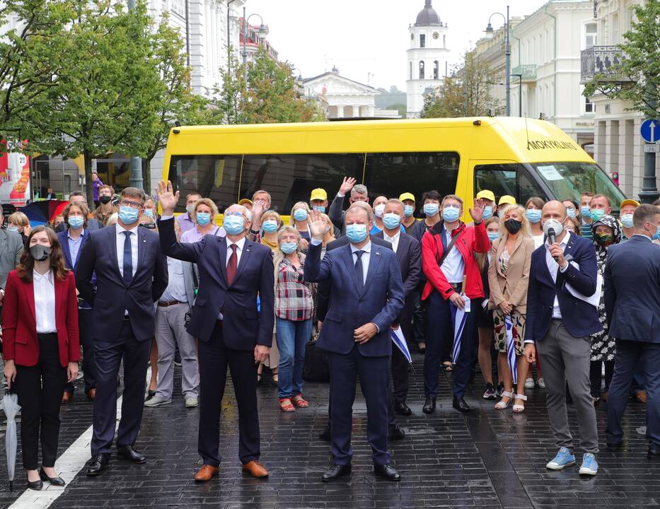 Savivaldybėms perduoti 25 geltonieji autobusiukai