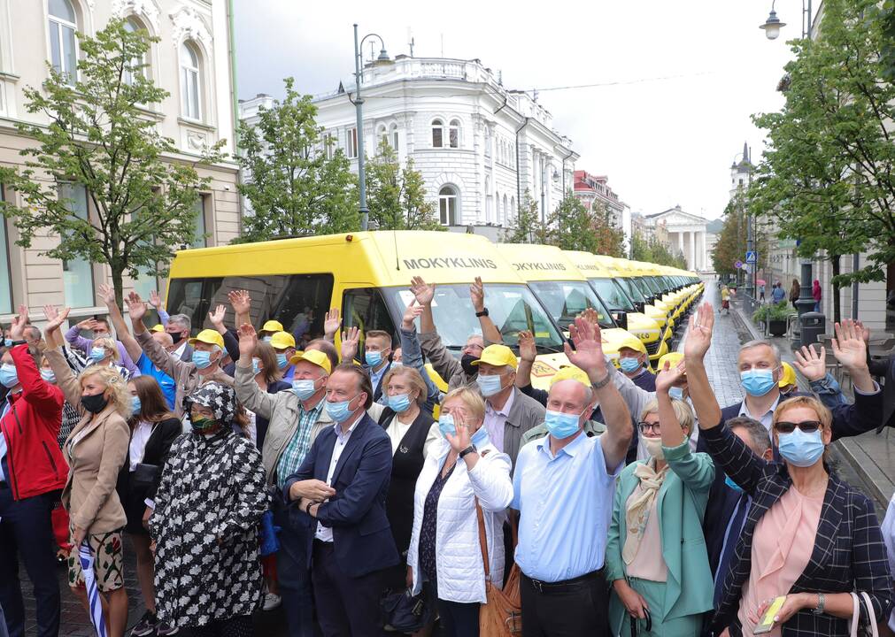 Savivaldybėms perduoti 25 geltonieji autobusiukai