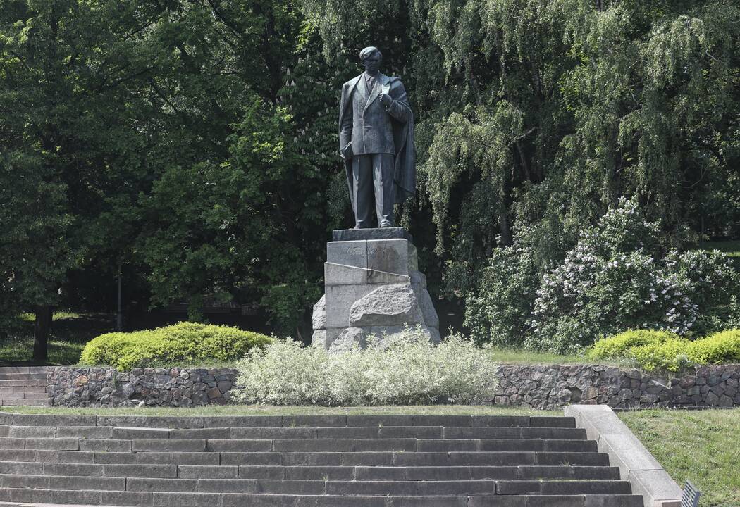 Šalies vadovai abejoja dėl diskusijų apie P. Cvirkos paminklą kainos