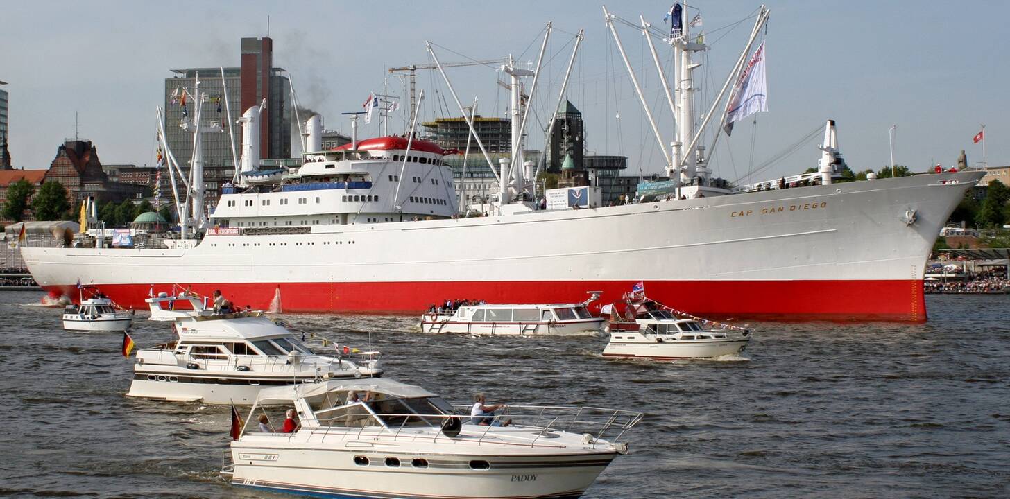 Reisas: kasmetinis laivo "Cap San Diego" plaukimas iš Hamburgo į Kukshafeną tampa pramoga ir mažesniems laiveliams.