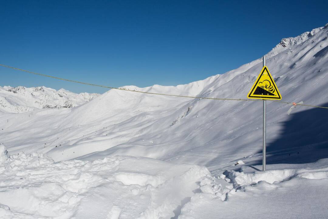 Prancūzijos Alpėse per sniego laviną žuvo žmogus, dar vieno ieškoma