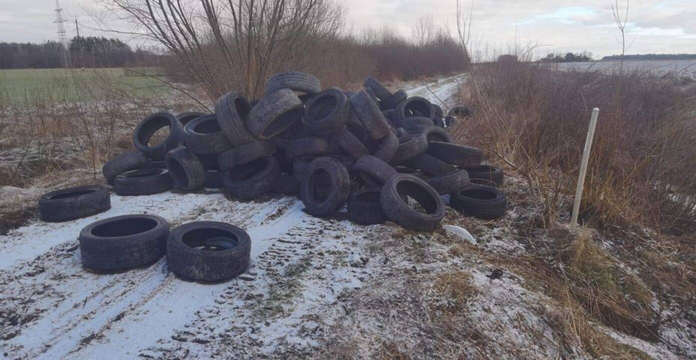 Gėdinga: štai tokį vaizdą išvydę gyventojai liko šokiruoti – kažkas niekšiškai išpylė padangas tiesiai ant kelio.