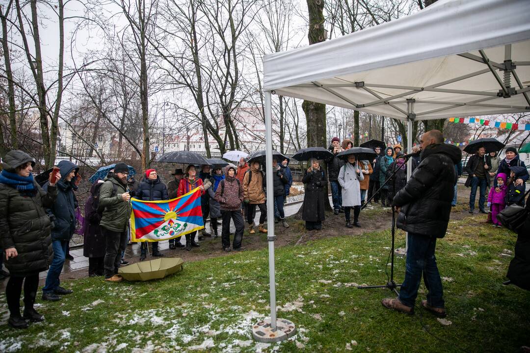 Tibeto skvere atidengta J. Užkuraitytės tapybos kompozicija