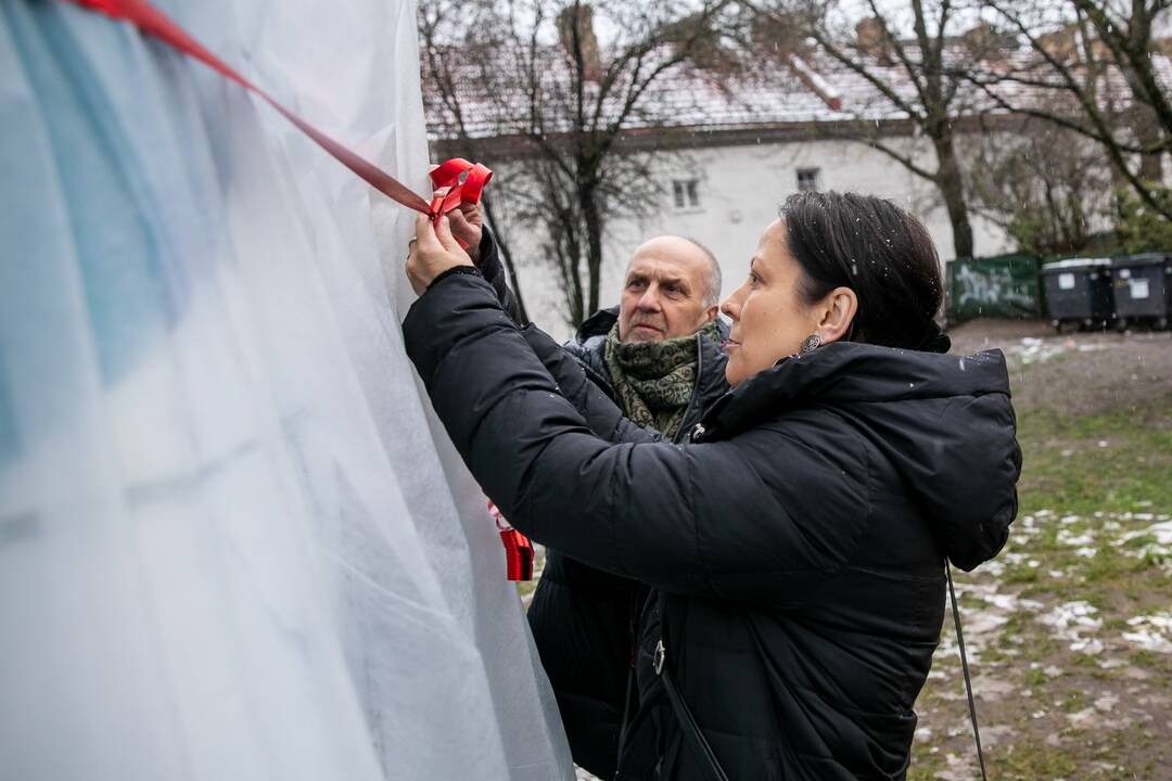 Tibeto skvere atidengta J. Užkuraitytės tapybos kompozicija