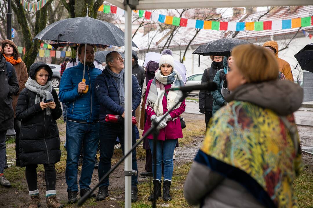 Tibeto skvere atidengta J. Užkuraitytės tapybos kompozicija