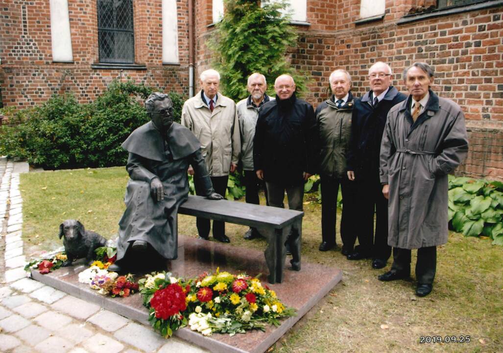 Iniciatyvus: V. Senvaitis – vienas iš aktyviausių bronzinio paminklo kanauninkui J. Tumui-Vaižgantui (skulptorius Gediminas Piekuras) iniciatorių. 2019 m.