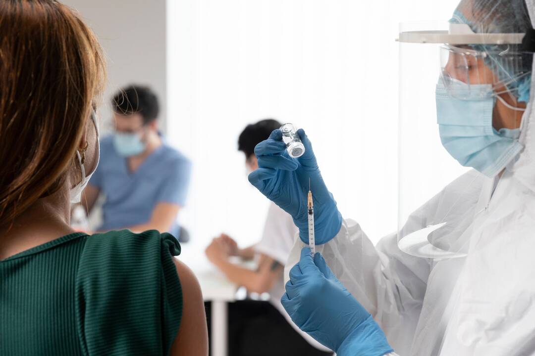 Ligoninės jau braška per siūles: ką daryti, kad žmonės skiepytųsi?