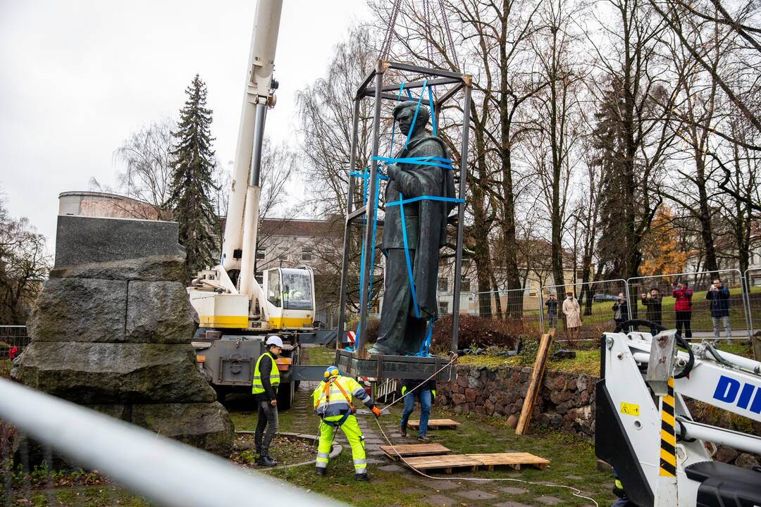 Vilniuje nukeltas P. Cvirkos paminklas