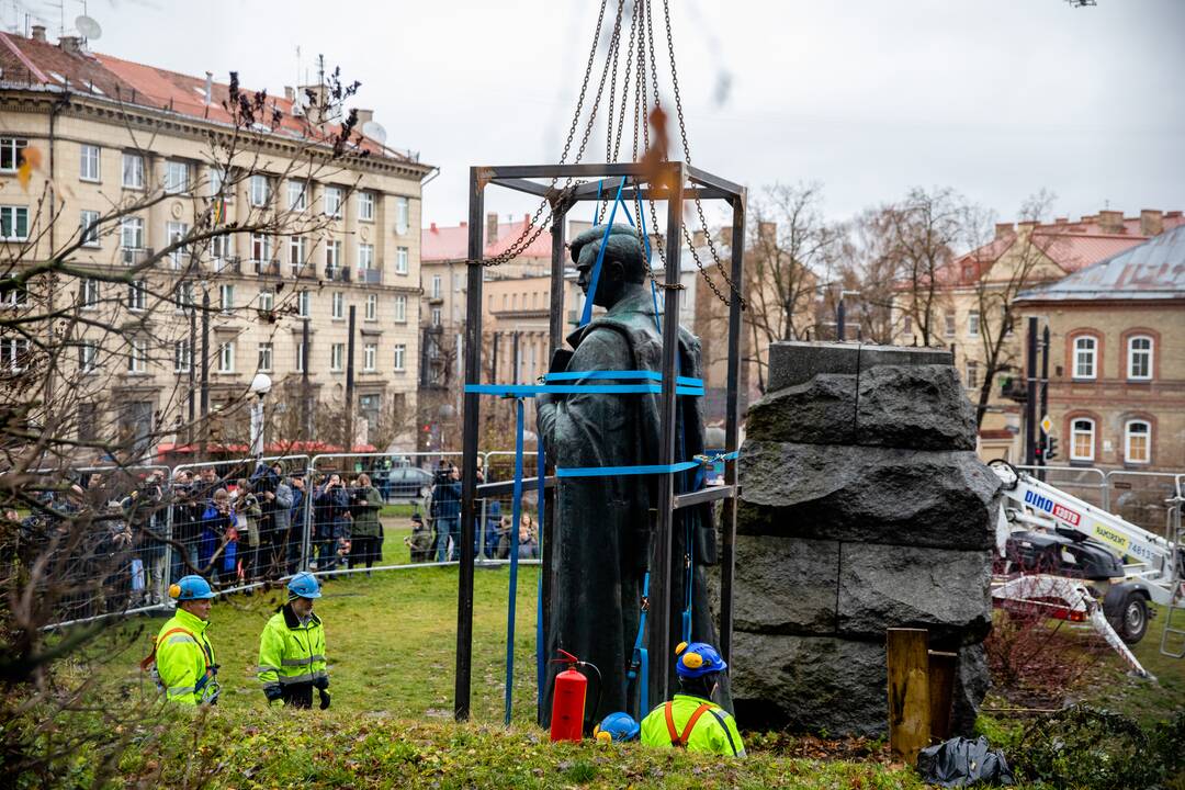 Vilniuje nukeltas P. Cvirkos paminklas